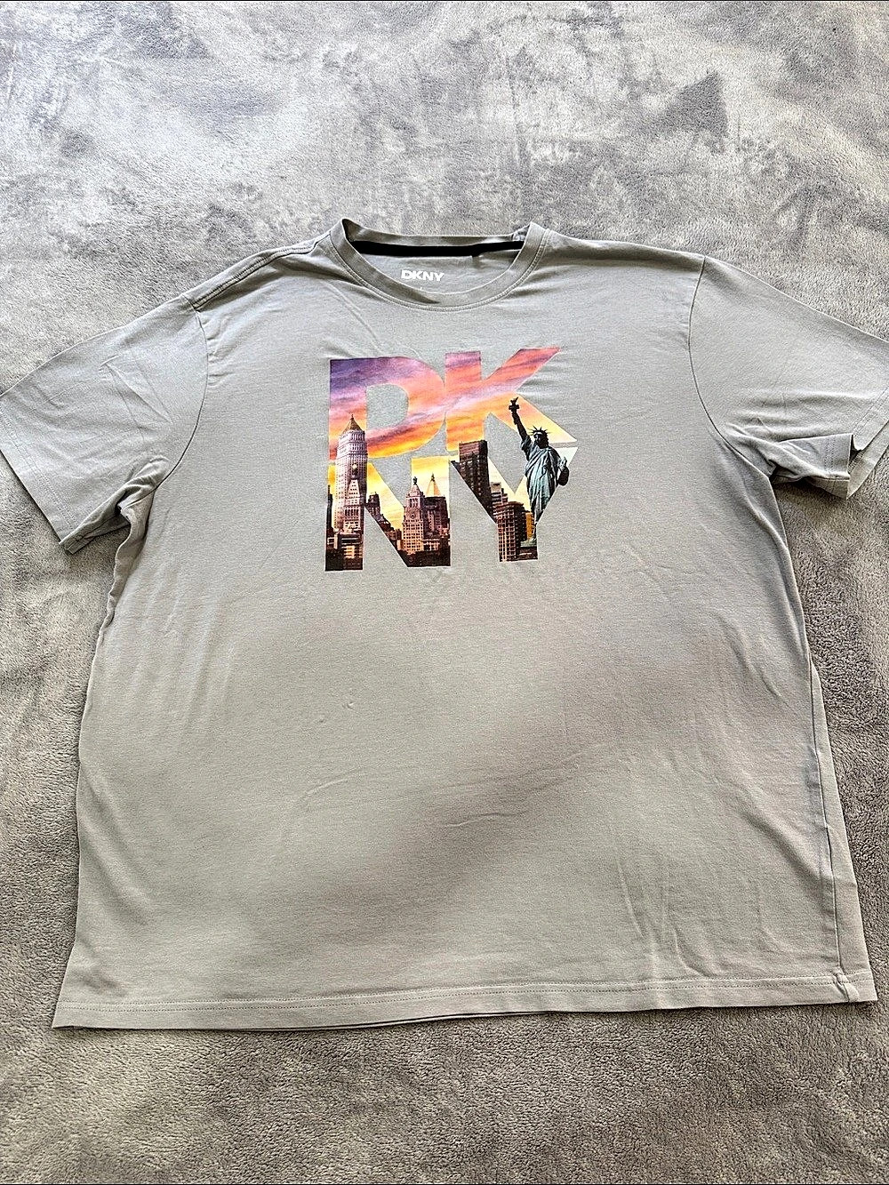 DKNY Graphic Short Sleeve Tee in Gray Like New